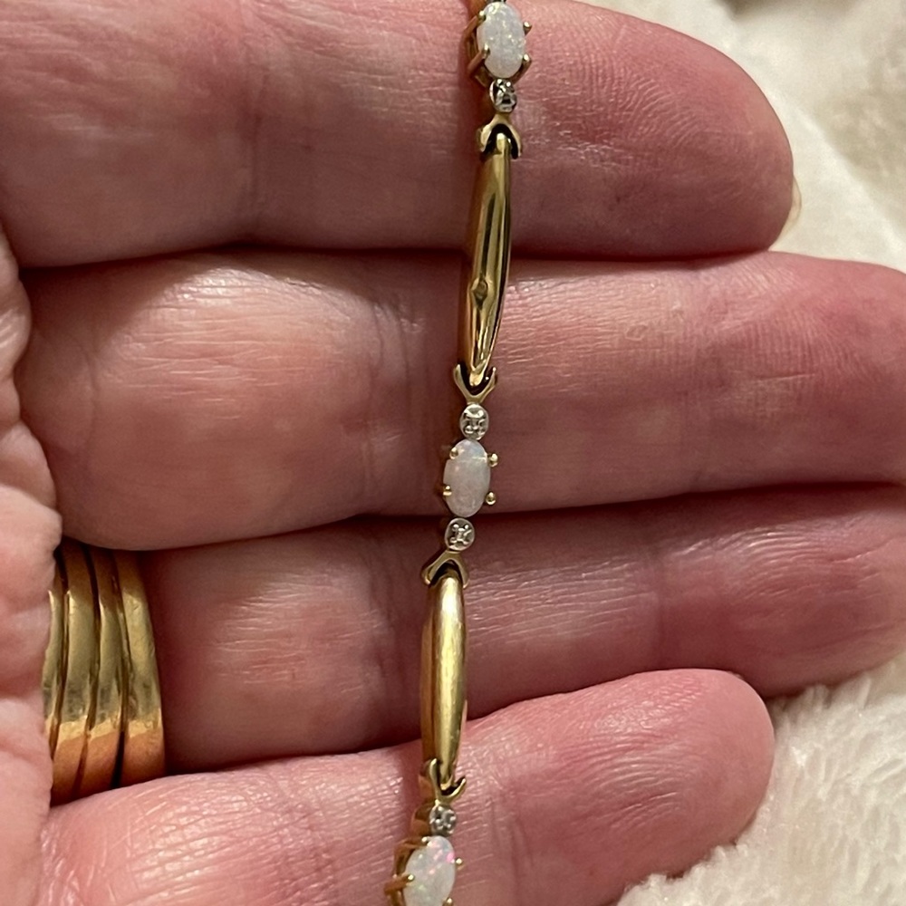 10k gold genuine Opal and diamond bracelet. 7”